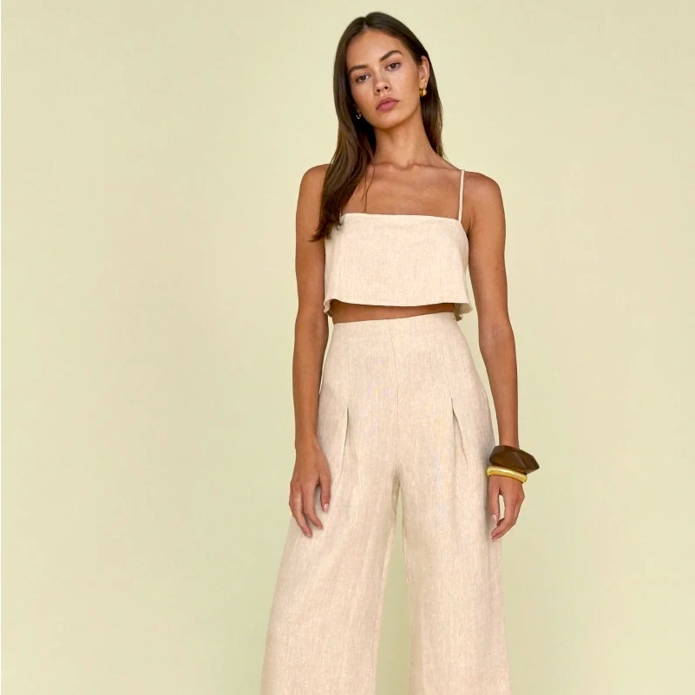NWT Reformation Cleo Linen Two Piece Set
- Oatmeal